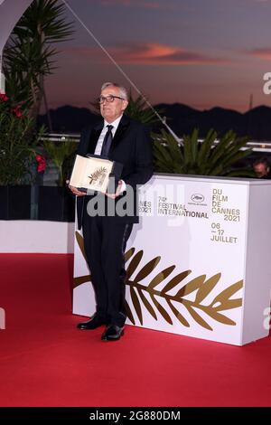 Cannes, Frankreich. Juli 2021. CANNES - JULI 17: Marco Bellocchio posiert mit dem 'Honorary Award' beim Fotocall The Palme D'Or Winnerin während der 74. Filmfestspiele von Cannes am 17. Juli 2021 im Palais des Festivals in Cannes, Frankreich. (Foto von Lyvans Boolaky/ÙPtertainment/Sipa USA) Quelle: SIPA USA/Alamy Live News Stockfoto