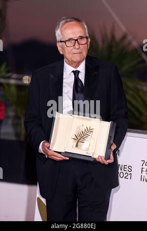 Cannes, Frankreich. Juli 2021. CANNES - JULI 17: Marco Bellocchio posiert mit dem 'Honorary Award' beim Fotocall The Palme D'Or Winnerin während der 74. Filmfestspiele von Cannes am 17. Juli 2021 im Palais des Festivals in Cannes, Frankreich. (Foto von Lyvans Boolaky/ÙPtertainment/Sipa USA) Quelle: SIPA USA/Alamy Live News Stockfoto