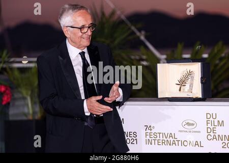 Cannes, Frankreich. Juli 2021. CANNES - JULI 17: Marco Bellocchio posiert mit dem 'Honorary Award' beim Fotocall The Palme D'Or Winnerin während der 74. Filmfestspiele von Cannes am 17. Juli 2021 im Palais des Festivals in Cannes, Frankreich. (Foto von Lyvans Boolaky/ÙPtertainment/Sipa USA) Quelle: SIPA USA/Alamy Live News Stockfoto