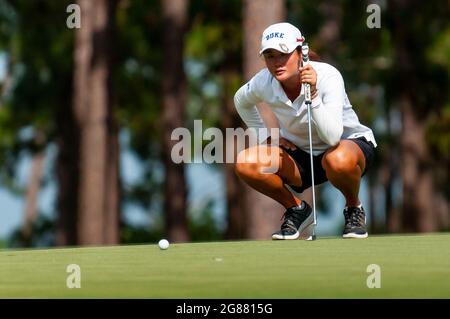 Pinehurst, North Carolina, USA. Juli 2021. GINA KIM aus Durham, North Carolina und Golferin an der Duke University, auf dem 12. Green während der Finalrunde bei der 119. North & South WomenÃs Amateur Championship, 17. Juli 2021, auf dem Pinehurst Resort & Country ClubÃs Course No. 2 im Dorf Pinehurst, N.C. Kim gewann das Spiel und die Meisterschaft gegen ANNA MORGAN aus Spartanburg, South Carolina, und die Golferin an der Furman University. (Bild: © Timothy L. Hale/ZUMA Press Wire) Stockfoto