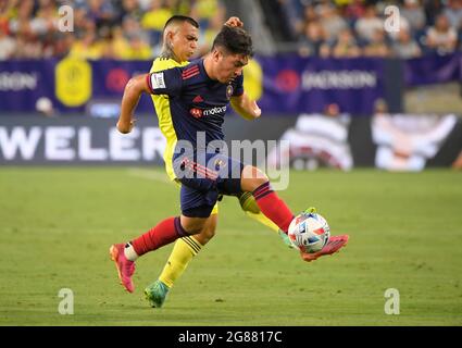 17. Juli 2021: Der Chicago Fire FC Mittelfeldspieler Ignacio Aliseda (7) schießt den Ball während eines MLS-Spiels zwischen dem Chicago Fire FC und dem Nashville SC im Nissan Stadium in Nashville TN Steve Roberts/CSM an Nashville SC Mittelfeldspieler Randall Leal (8) vorbei Stockfoto