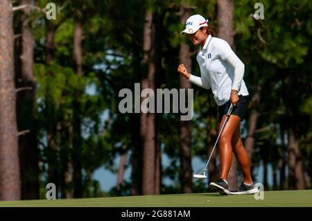 Pinehurst, North Carolina, USA. Juli 2021. GINA KIM aus Durham, North Carolina und Golferin an der Duke University, auf dem 12. Green während der Finalrunde bei der 119. North & South WomenÃs Amateur Championship, 17. Juli 2021, auf dem Pinehurst Resort & Country ClubÃs Course No. 2 im Dorf Pinehurst, N.C. Kim gewann das Spiel und die Meisterschaft gegen ANNA MORGAN aus Spartanburg, South Carolina, und die Golferin an der Furman University. (Bild: © Timothy L. Hale/ZUMA Press Wire) Stockfoto