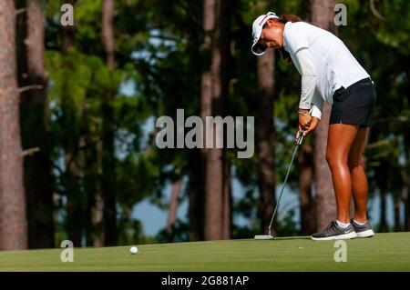 Pinehurst, North Carolina, USA. Juli 2021. GINA KIM aus Durham, North Carolina und Golferin an der Duke University, auf dem 12. Green während der Finalrunde bei der 119. North & South WomenÃs Amateur Championship, 17. Juli 2021, auf dem Pinehurst Resort & Country ClubÃs Course No. 2 im Dorf Pinehurst, N.C. Kim gewann das Spiel und die Meisterschaft gegen ANNA MORGAN aus Spartanburg, South Carolina, und die Golferin an der Furman University. (Bild: © Timothy L. Hale/ZUMA Press Wire) Stockfoto