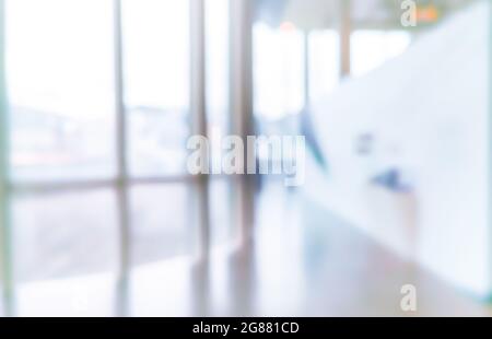 Verschwommenes Bild von Menschen im Museum; Abstrakt verschwommener Hintergrund Stockfoto