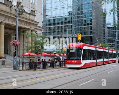 Ein Teil der Straße wird von Restaurants an einer Hauptstraße in Toronto übernommen, da das Essen im Freien während der Pandemie sicherer ist. Stockfoto