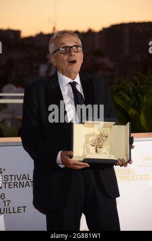 17. Juli 2021, CANNES, Frankreich: Marco Bellocchio posiert mit dem "Honorary Award" während der 74. Jährlichen Filmfestspiele von Cannes am 17. Juli 2021 in Cannes, Frankreich. (Bild: © Frederick InjimbertZUMA Press Wire) Stockfoto