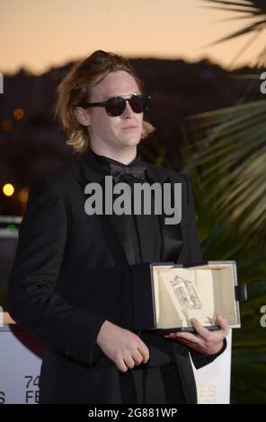 17. Juli 2021, CANNES, Frankreich: CANNES, FRANKREICH - 17. JULI: Caleb Landry Jones posiert beim 74. Jährlichen Filmfestival in Cannes am 17. Juli 2021 in Cannes, Frankreich, mit dem „Best Actor Award“ für „Nitram“. (Bild: © Frederick InjimbertZUMA Press Wire) Stockfoto