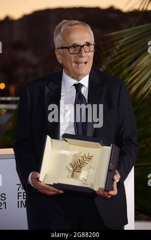 17. Juli 2021, CANNES, Frankreich: Marco Bellocchio posiert mit dem "Honorary Award" während der 74. Jährlichen Filmfestspiele von Cannes am 17. Juli 2021 in Cannes, Frankreich. (Bild: © Frederick InjimbertZUMA Press Wire) Stockfoto