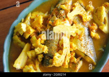 Saure Suppe aus Tamarindenpaste mit Fisch und Gemüse Stockfoto