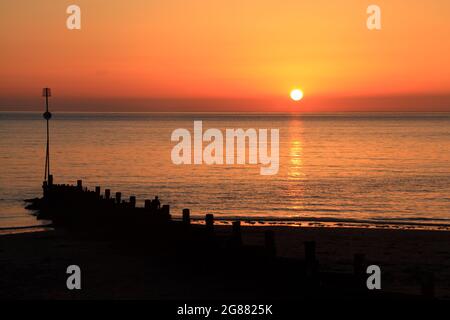 Sonnenuntergang, die Wash, Strand Groynes, von Hunstanton, Norfolk, England, Großbritannien Stockfoto