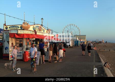 Die Promenade, Seafront, Jahrmarkt, Strand, Urlauber, Hunstanton, Norfolk, England Stockfoto