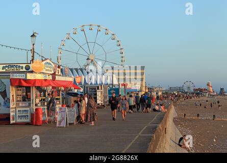 Die Promenade, Seafront, Jahrmarkt, Strand, Urlauber, Hunstanton, Norfolk, England Stockfoto