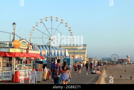 Die Promenade, Seafront, Jahrmarkt, Strand, Urlauber, Hunstanton, Norfolk, England Stockfoto