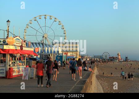 Die Promenade, Seafront, Jahrmarkt, Strand, Urlauber, Hunstanton, Norfolk, England Stockfoto