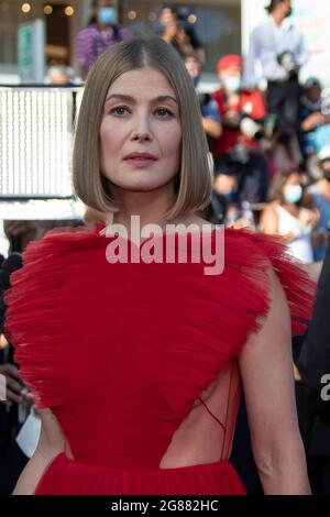 Cannes, Frankreich. Juli 2021. Rosamund Pike nimmt an der Abschlussvorführung von 'OSS 117: From Africa With Love' Teil und schließt die Veranstaltung ab.Quelle: Imagespace/Alamy Live News Stockfoto