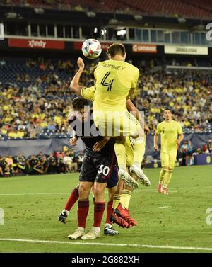 17. Juli 2021: Dave Romney (4), Verteidiger des Nashville SC, und Gaston Gimenez (30), Mittelfeldspieler des Chicago Fire FC, kollidieren in der zweiten Hälfte eines MLS-Spiels zwischen dem Chicago Fire FC und dem Nashville SC im Nissan Stadium in Nashville, TN, Steve Roberts/CSM Stockfoto