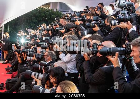 Fotografen, die am 17. Juli 2021 beim 74. Jährlichen Filmfestival von Cannes im Palais des Festivals in Cannes, Frankreich, gesehen wurden. Stockfoto