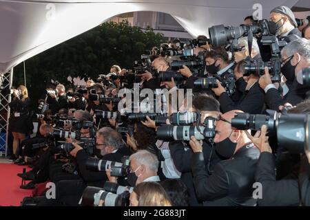 Fotografen, die am 17. Juli 2021 beim 74. Jährlichen Filmfestival von Cannes im Palais des Festivals in Cannes, Frankreich, gesehen wurden. Stockfoto