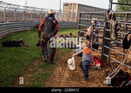 Bloomington, Usa. Juli 2021. Ein Junge trägt seinen Cowboyhut während des Bar J Rodeo 3 auf der Monroe County Fair. Die Monroe County Fair in Bloomington, Indiana, ist eine einwöchige Ausstellung für Kunsthandwerk, landwirtschaftliche Produkte und Viehzucht, ein Gemeindetreffen und ein Festival, das auf dem County Fairgrounds stattfindet. County Messen in den USA sind eine Tradition und Teil der Kultur tief in ländlichen amerikanischen Leben verwurzelt. County Messen begann vor langer Zeit als eine Möglichkeit für Landwirte und landwirtschaftliche Arbeitnehmer zu sammeln und Kontakte zu knüpfen. (Foto von Jeremy Hogan/SOPA Images/Sipa USA) Quelle: SIPA USA/Alamy Live News Stockfoto