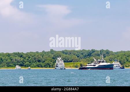 Mehrere große private Yachten in Smith Cove, Shelter Island, NY Stockfoto