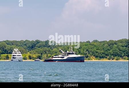 Mehrere große private Yachten in Smith Cove, Shelter Island, NY Stockfoto