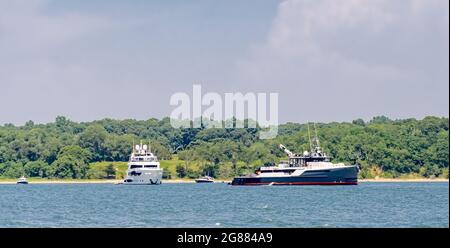 Mehrere große private Yachten in Smith Cove, Shelter Island, NY Stockfoto