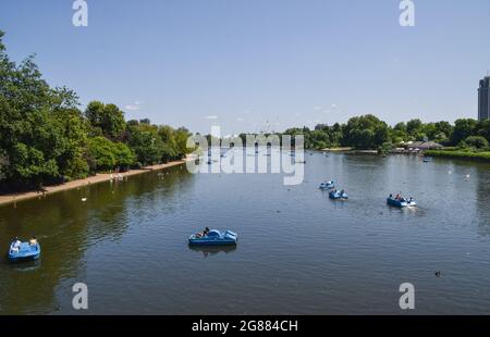 London, Großbritannien. Juli 2021. Die Leute in Tretbooten genießen die Sonne auf dem Serpentine Lake im Hyde Park am heißesten britischen Tag des Jahres bisher. Kredit: SOPA Images Limited/Alamy Live Nachrichten Stockfoto