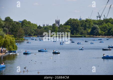 London, Großbritannien. Juli 2021. Die Leute in Tretbooten genießen die Sonne auf dem Serpentine Lake im Hyde Park am heißesten britischen Tag des Jahres bisher. Kredit: SOPA Images Limited/Alamy Live Nachrichten Stockfoto