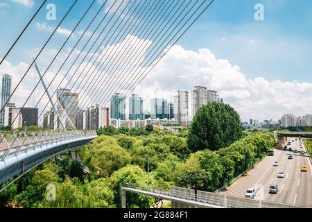 Yeouido Saetgang Eco Park und moderne Gebäude in Seoul, Korea Stockfoto