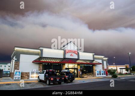 Las Vegas, Usa. Juli 2021. Rauch vom Tamarack-Feuer über einer Tankstelle. Das Feuer in Tamarack hat schnell an Größe gewonnen und brannte in der Nacht weiter, über 6500 Acres sind verbrannt und Evakuierungsbefehlen sind vorhanden. (Foto von Ty O'Neil/SOPA Images/Sipa USA) Quelle: SIPA USA/Alamy Live News Stockfoto