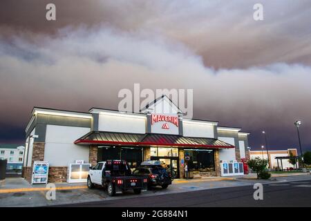 Las Vegas, Usa. Juli 2021. Rauch vom Tamarack-Feuer über einer Tankstelle. Das Feuer in Tamarack hat schnell an Größe gewonnen und brannte in der Nacht weiter, über 6500 Acres sind verbrannt und Evakuierungsbefehlen sind vorhanden. Kredit: SOPA Images Limited/Alamy Live Nachrichten Stockfoto