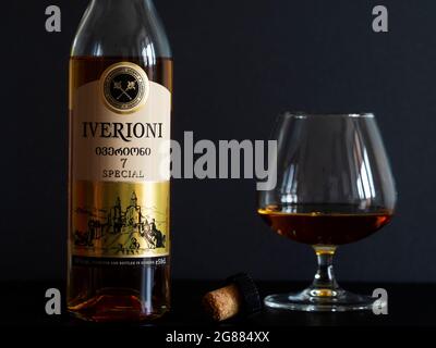 Kiew, Ukraine. Juli 2021. Auf dieser Fototafel eine Flasche georgischen Brandy Iverioni, 7 Jahre alt, an der Theke gesehen. (Foto von Valera Golovniov/SOPA Images/Sipa USA) Quelle: SIPA USA/Alamy Live News Stockfoto