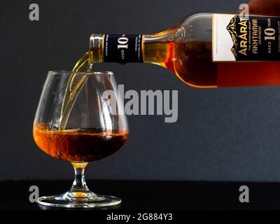 Kiew, Ukraine. Juli 2021. Auf dieser Fototafel eine Flasche des berühmten armenischen Cognacs Ararat Akhtamar, 10 Jahre alt, an der Theke gesehen. (Foto von Valera Golovniov/SOPA Images/Sipa USA) Quelle: SIPA USA/Alamy Live News Stockfoto