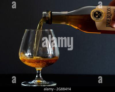 Kiew, Ukraine. Juli 2021. Auf dieser Fototafel eine Flasche georgischen Brandy Iverioni, 7 Jahre alt, an der Theke gesehen. (Foto von Valera Golovniov/SOPA Images/Sipa USA) Quelle: SIPA USA/Alamy Live News Stockfoto