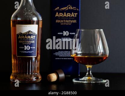 Kiew, Ukraine. Juli 2021. Auf dieser Fototafel eine Flasche des berühmten armenischen Cognacs Ararat Akhtamar, 10 Jahre alt, an der Theke gesehen. (Bild: © Valera Golovniov/SOPA Images via ZUMA Press Wire) Stockfoto