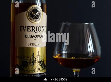 Kiew, Ukraine. Juli 2021. Auf dieser Fototafel eine Flasche georgischen Brandy Iverioni, 7 Jahre alt, an der Theke gesehen. (Bild: © Valera Golovniov/SOPA Images via ZUMA Press Wire) Stockfoto