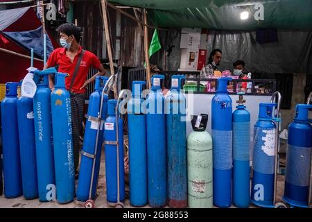 Yangon, Myanmar. Juli 2021. Sauerstoffflaschen, die im Zentrum für Sauerstofffüllung gesehen werden, während die Zahl der Covid-19-Fälle anstieg.Myanmar steht vor einem Mangel an Sauerstofftanks zur Behandlung von Patienten in den meisten Krankenhäusern im ganzen Land. Das Gesundheitsministerium von Myanmar verzeichnete seit Beginn des Ausbruchs insgesamt 213,000 Infektionen, 4,346 Todesfälle und 154,000 Genesungen. Kredit: SOPA Images Limited/Alamy Live Nachrichten Stockfoto