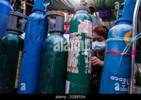 Yangon, Myanmar. Juli 2021. Sauerstoffflaschen, die außerhalb des Sauerstofffüllzentrums gesehen werden, während die Zahl der Covid-19-Fälle anstieg.Myanmar steht vor einem Mangel an Sauerstofftanks zur Behandlung von Patienten in den meisten Krankenhäusern im ganzen Land. Das Gesundheitsministerium von Myanmar verzeichnete seit Beginn des Ausbruchs insgesamt 213,000 Infektionen, 4,346 Todesfälle und 154,000 Genesungen. Kredit: SOPA Images Limited/Alamy Live Nachrichten Stockfoto