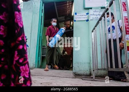 Yangon, Myanmar. Juli 2021. Ein Mann sah, wie er eine Sauerstoffflasche im Sauerstofffüllzentrum trug, inmitten der Zunahme der Covid-19-Fälle.Myanmar steht in den meisten Krankenhäusern des Landes vor einem Mangel an Sauerstofftanks zur Behandlung von Patienten. Das Gesundheitsministerium von Myanmar verzeichnete seit Beginn des Ausbruchs insgesamt 213,000 Infektionen, 4,346 Todesfälle und 154,000 Genesungen. Kredit: SOPA Images Limited/Alamy Live Nachrichten Stockfoto