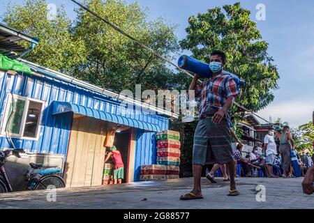 Yangon, Myanmar. Juli 2021. Ein Mann sah, wie er eine Sauerstoffflasche während der Zunahme der COVID-19-Fälle trug.Myanmar steht in den meisten Krankenhäusern des Landes vor einem Mangel an Sauerstofftanks zur Behandlung von Patienten. Das Gesundheitsministerium von Myanmar verzeichnete seit Beginn des Ausbruchs insgesamt 213,000 Infektionen, 4,346 Todesfälle und 154,000 Genesungen. Kredit: SOPA Images Limited/Alamy Live Nachrichten Stockfoto