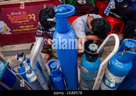 Yangon, Myanmar. Juli 2021. Im Zentrum für Sauerstoffabfüllung warteten Menschen auf das Nachfüllen ihrer leeren Sauerstoffflaschen, während die Zahl der Covid-19-Fälle anstieg.Myanmar steht in den meisten Krankenhäusern des Landes vor einem Mangel an Sauerstofftanks zur Behandlung von Patienten. Das Gesundheitsministerium von Myanmar verzeichnete seit Beginn des Ausbruchs insgesamt 213,000 Infektionen, 4,346 Todesfälle und 154,000 Genesungen. Kredit: SOPA Images Limited/Alamy Live Nachrichten Stockfoto