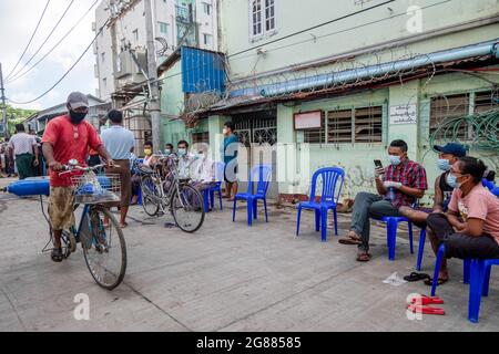 Yangon, Myanmar. Juli 2021. Die Menschen sahen, wie sie vor dem Zentrum für Sauerstofffüllung warteten, während die Zahl der Covid-19-Fälle anstieg.Myanmar steht in den meisten Krankenhäusern des Landes vor einem Mangel an Sauerstofftanks zur Behandlung von Patienten. Das Gesundheitsministerium von Myanmar verzeichnete seit Beginn des Ausbruchs insgesamt 213,000 Infektionen, 4,346 Todesfälle und 154,000 Genesungen. Kredit: SOPA Images Limited/Alamy Live Nachrichten Stockfoto