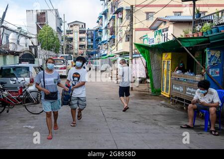 Yangon, Myanmar. Juli 2021. Während der Zunahme der COVID-19-Fälle wurde beobachtet, wie Menschen eine Sauerstoffflasche trugen.Myanmar steht in den meisten Krankenhäusern des Landes vor einem Mangel an Sauerstofftanks zur Behandlung von Patienten. Das Gesundheitsministerium von Myanmar verzeichnete seit Beginn des Ausbruchs insgesamt 213,000 Infektionen, 4,346 Todesfälle und 154,000 Genesungen. Kredit: SOPA Images Limited/Alamy Live Nachrichten Stockfoto