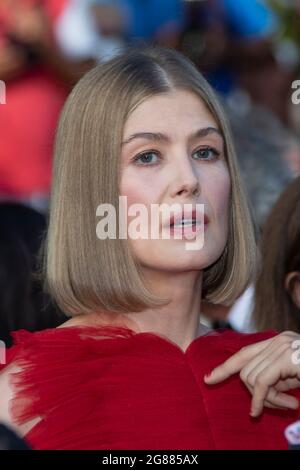 Rosamund Pike nimmt an der Abschlussvorführung von „OSS 117: From Africa With Love“ und der Abschlussfeier am 17. Juli 2021 in Cannes, Frankreich, Teil. (Foto: ImageSpace/Sipa USA) Quelle: SIPA USA/Alamy Live News Stockfoto