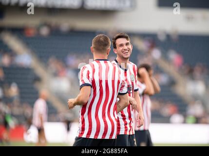 Chester, Pennsylvania, USA. Juli 2021. 17. Juli 2021, Chester PA- Philadelphia Union Spieler, LEON FLACH (31) lacht mit seinem Teamkollegen während der Mannschaftsaufläufe im Subaru Park, (Foto: © Ricky Fitchett/ZUMA Press Wire) Stockfoto