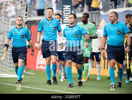 Chester, Pennsylvania, USA. Juli 2021. Am 17. Juli 2021 treten die Schiedsrichter des Chester PA-Spiels zu Beginn des Spiels der DC United, Philadelphia Union im Subaru Park auf das Spielfeld (Bildquelle: © Ricky Fitchett/ZUMA Press Wire) Stockfoto