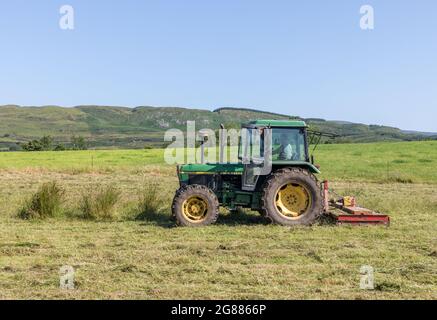 Kealkill, Bantry, Cork, Irland. 17. Juni 2021.Landwirt Seán O'Connor, der sein Feld mit einem Schlegelmäher in Kealkill, Bantry, Co. Cork, Irland, befahren hat. - Bild; David Creedon Stockfoto