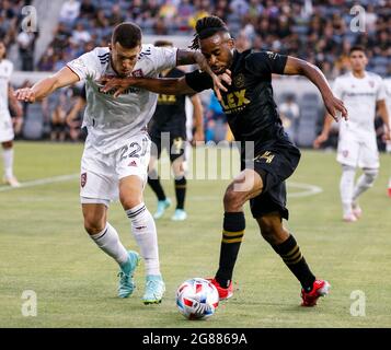 Los Angeles, Kalifornien, USA. Juli 2021. Real Salt Lake Verteidiger Aaron Herrera (22) und Los Angeles FC Stürmer Raheem Edwards (44) wetteifern um den Ball während eines MLS Fußballmatches zwischen dem Real Salt Lake und dem Los Angeles FC Samstag, 17. Juli 2021, in Los Angeles. (Bild: © Ringo Chiu/ZUMA Press Wire) Stockfoto