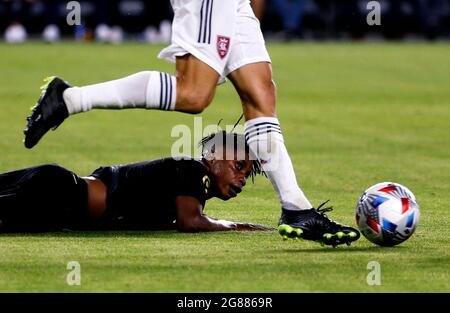 Los Angeles, Kalifornien, USA. Juli 2021. Los Angeles FC-Stürmer Latif Blessing (7) fällt während eines MLS-Fußballmatches zwischen dem Real Salt Lake und dem Los Angeles FC am Samstag, 17. Juli 2021, in Los Angeles. (Bild: © Ringo Chiu/ZUMA Press Wire) Stockfoto