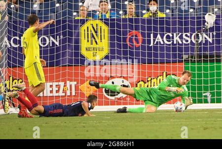 17. Juli 2021: Nashville SC Torwart Joe Willis (1) blockiert den Schuss von Chicago Fire FC Mittelfeldspieler Przemyslaw Frankowski (11) während der zweiten Hälfte eines MLS-Spiels zwischen Chicago Fire FC und Nashville SC im Nissan Stadium in Nashville TN Steve Roberts/CSM Stockfoto